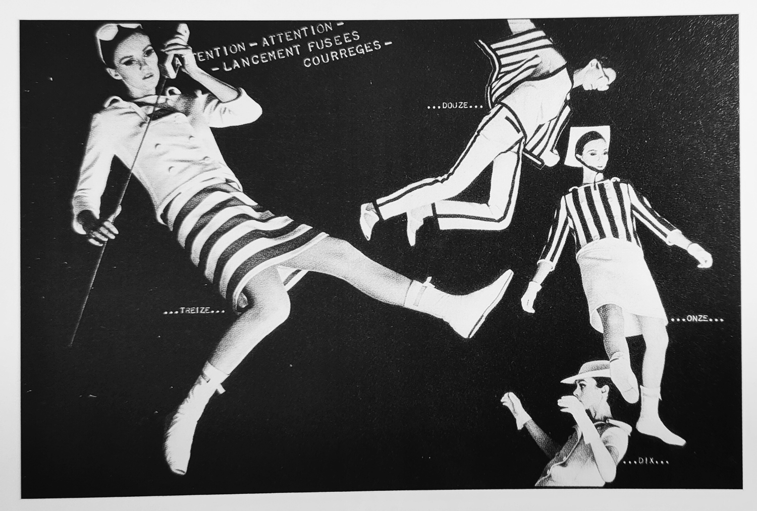 pages Courrèges de Peter Knapp pour le magazine Elle, 1965, image extraite du livre "Histoire du graphisme en France" de Michel Wlassikoff, page 206