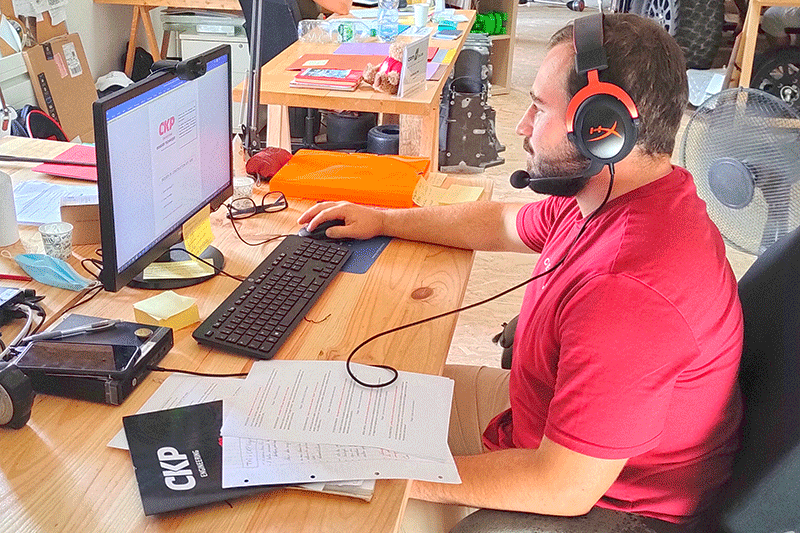 Damien Carrère en formation distancielle UX design devant son écran d'ordinateur