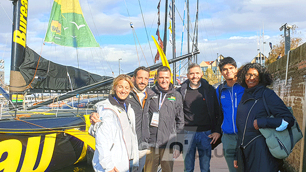Servane Escoffier-Burton, Louis Burton, Anthony Hähnel, An Bernard et Véronique Severin devant le bateau Burea Vallée